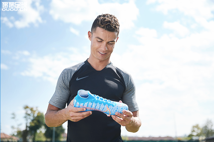 C罗为武磊送上球场新杀器:全新耐克Mercurial 360足球鞋中国限定版