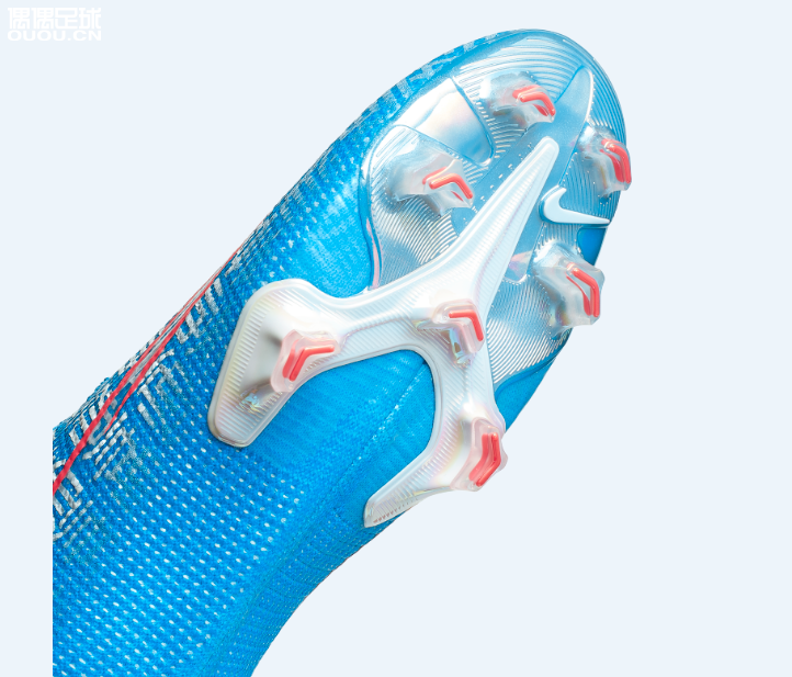C罗为武磊送上球场新杀器:全新耐克Mercurial 360足球鞋中国限定版