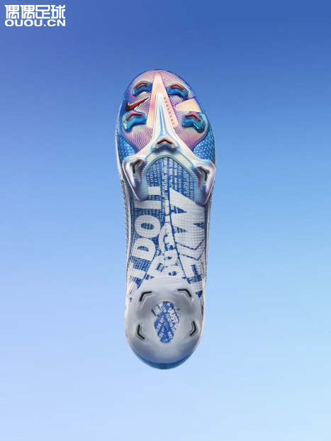C罗为武磊送上球场新杀器:全新耐克Mercurial 360足球鞋中国限定版